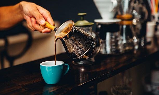 Bild eines Barista beim Kaffeekochen